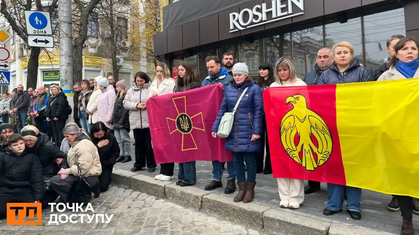 З трьома воїнами попрощалися у Кропивницькому: в центрі міста зупинився траурний кортеж