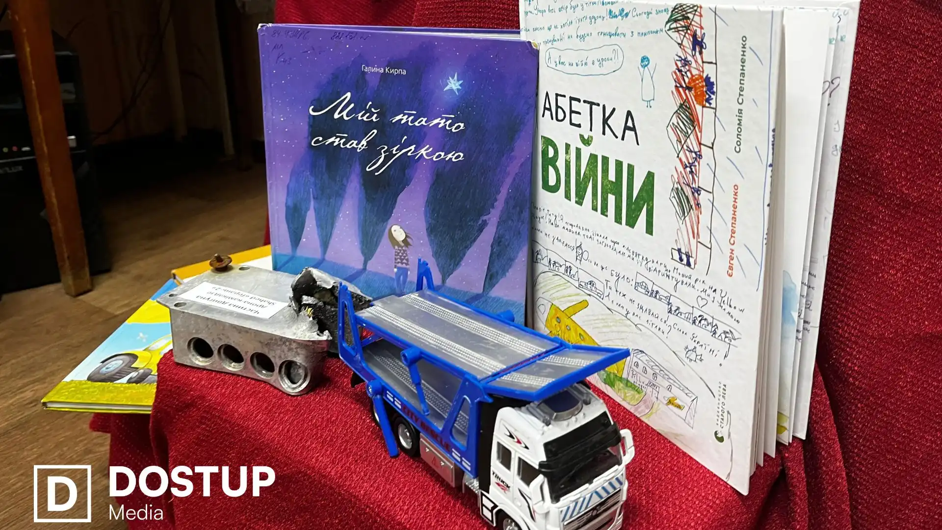 Обпалені книжки, іграшки і уламки ракети: у Кропивницькому відкрили виставку “Між війною і надією”