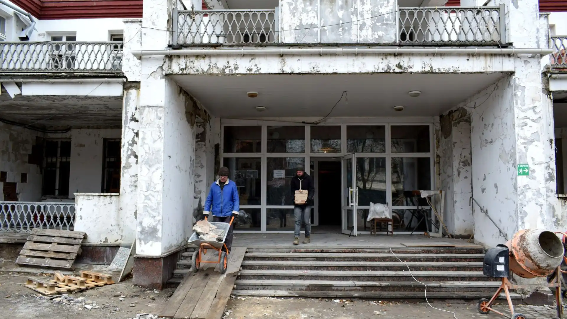 Дах планують облаштувати до зими: як у Кропивницькому проходить капітальний ремонт стоматклініки