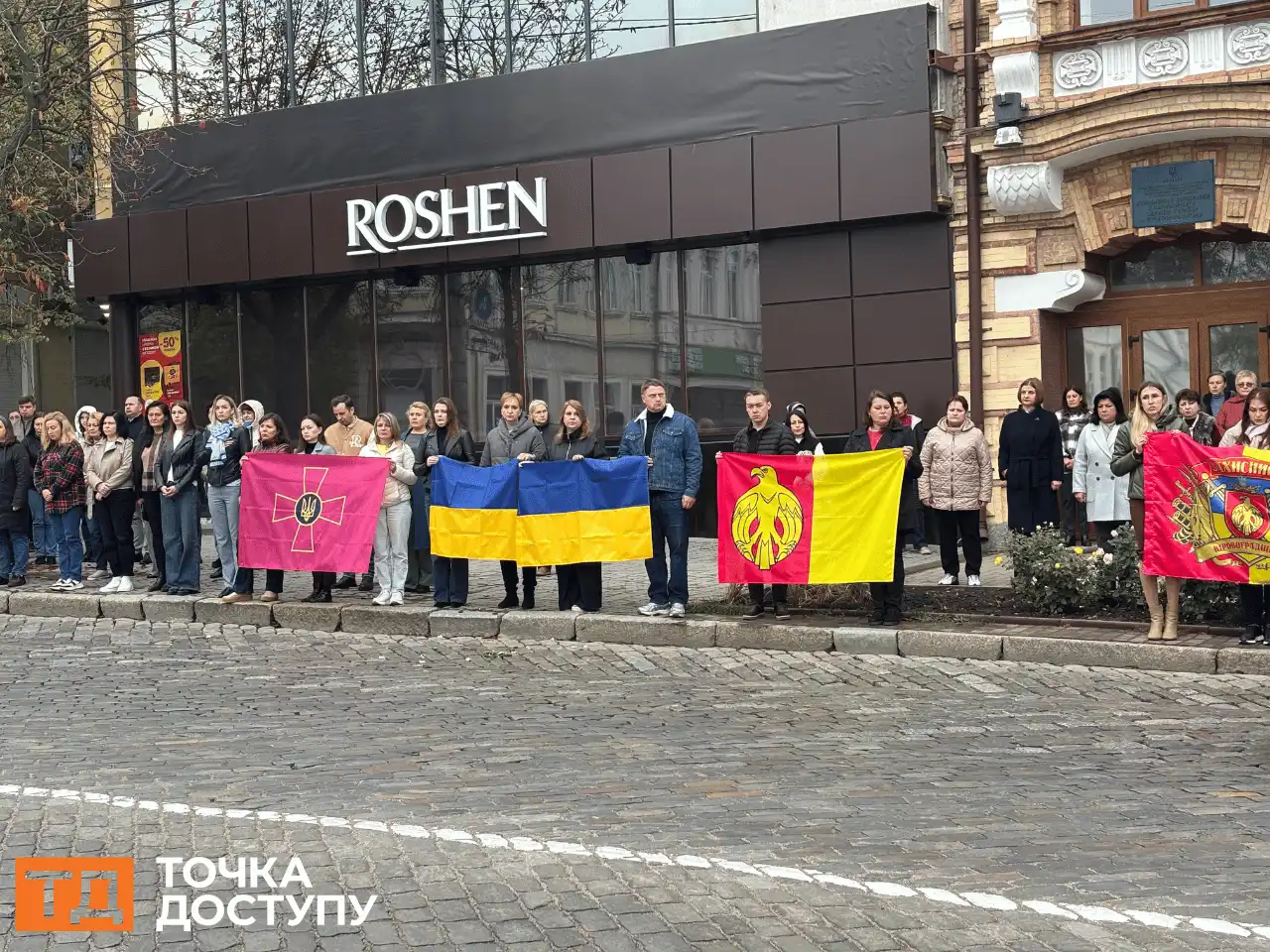 Кропивничани під час хвилини мовчання 