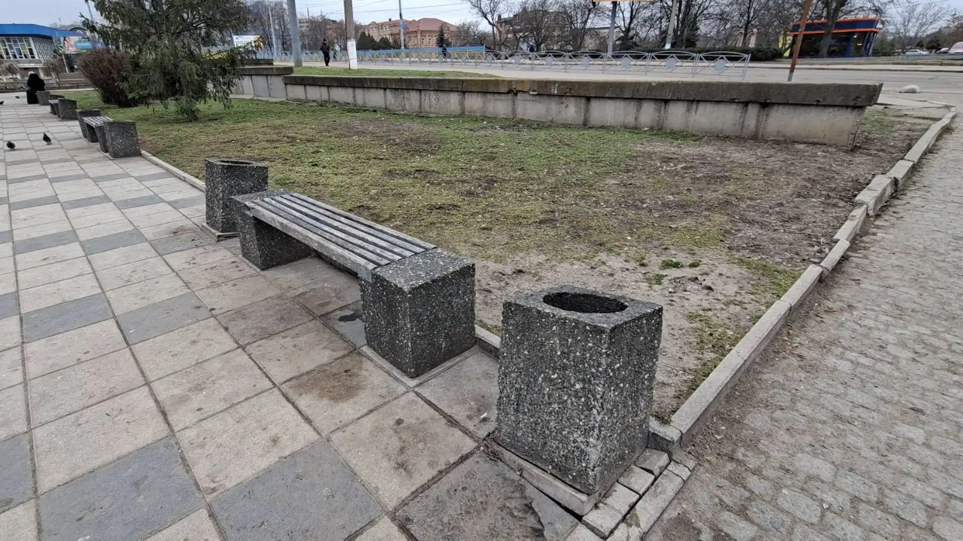 Невідомі вирвали забетоновані урни у сквері в Кропивницькому: комунальники звернулися в поліцію