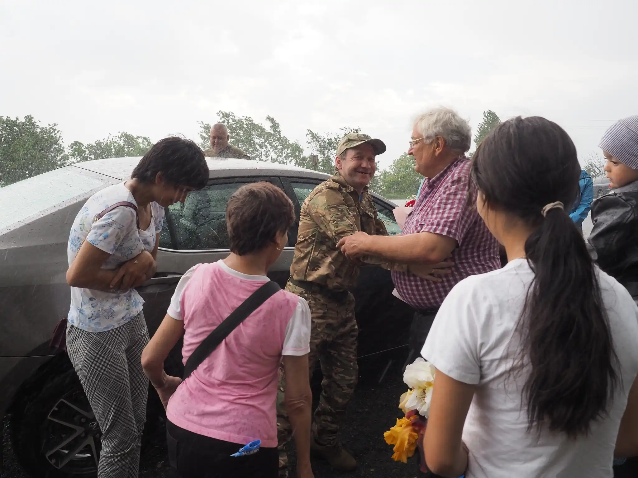 Звільненого з полону воїна Станіслава Паршегубу зустріли на Кіровоградщині