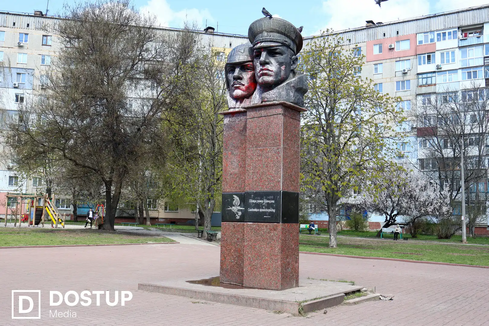 Пам'ятник у сквері