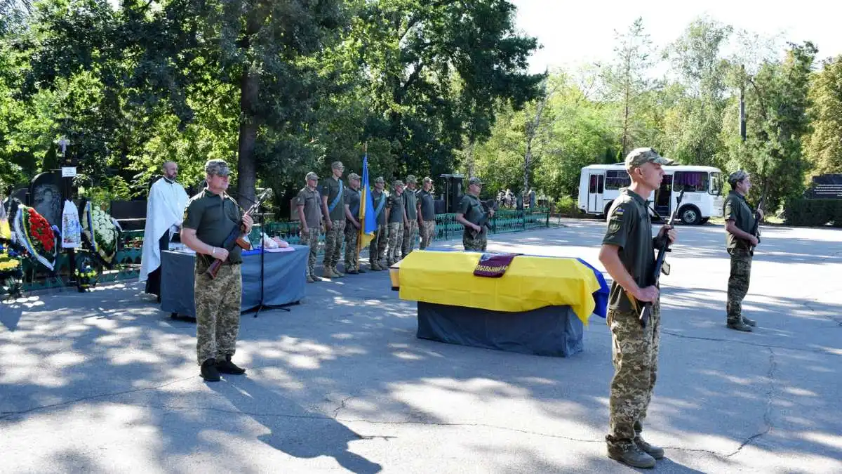 Кропивницький попрощався із захисником Євгенієм Захаренком: містом проїхала траурна колона