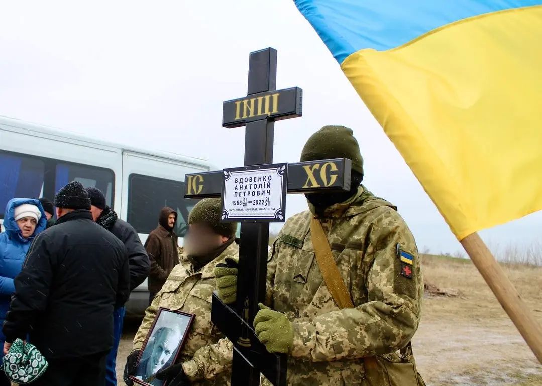 У громаді на Кіровоградщині попрощалися з військовим (фото 2)