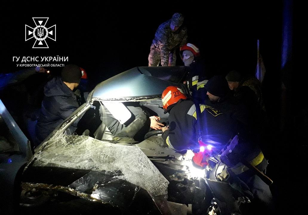 Рятувальники дістають чоловіка водія із понівеченої автівки