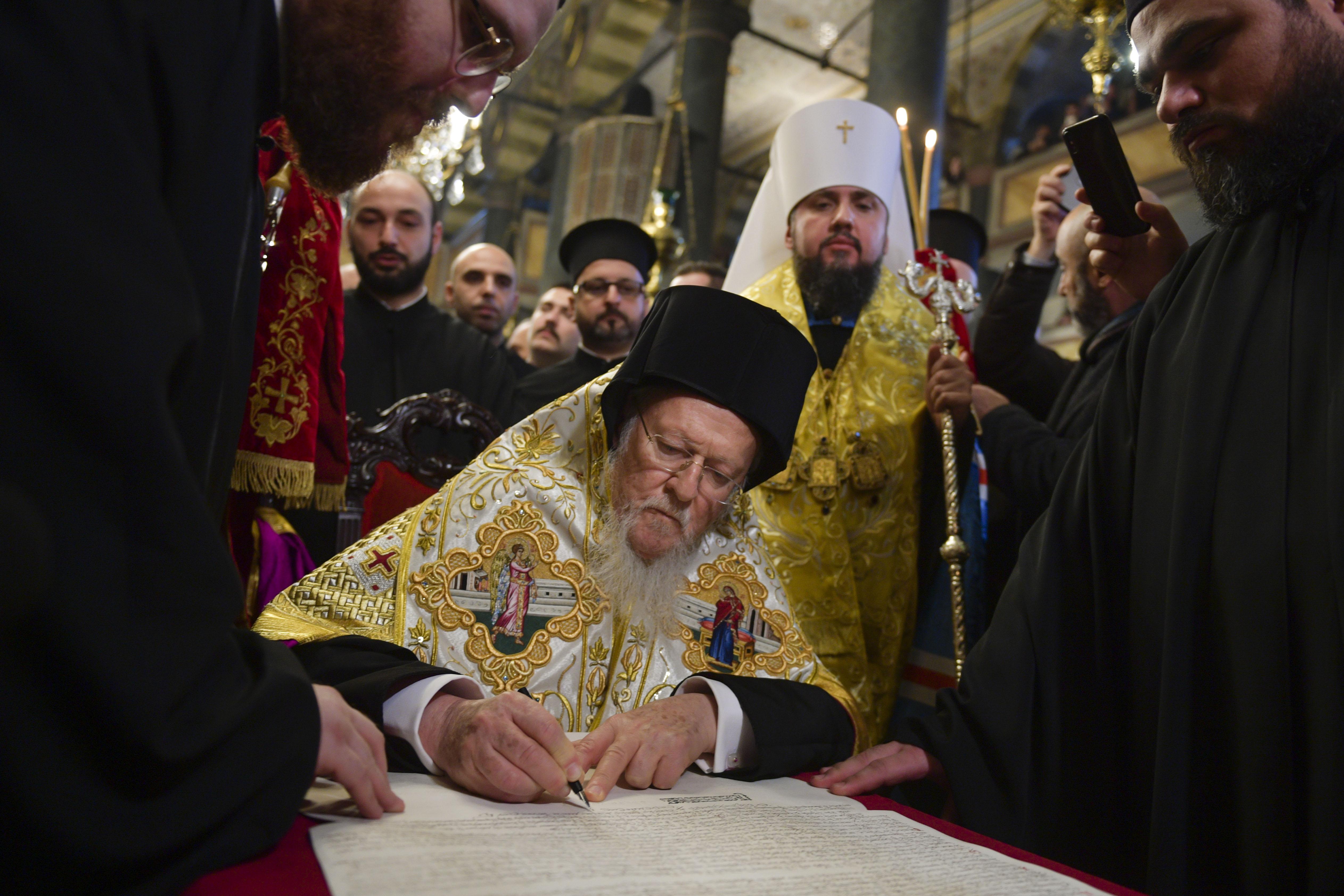 Вселенський Патріарх Варфоломій I підписує томос про автокефалію Православної церкви в Україні