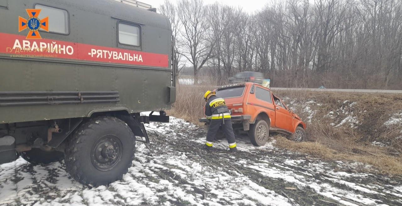 Автівка злетіла в кювет