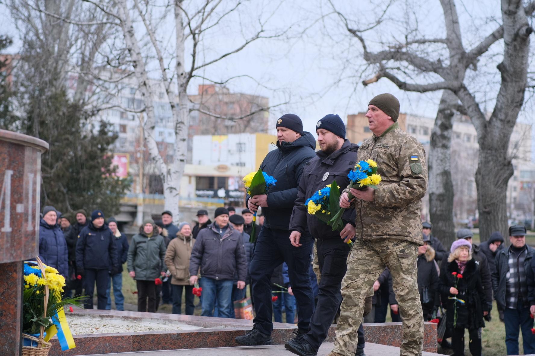 покладання квітів до пам'ятника воїнам-інтернаціоналістам