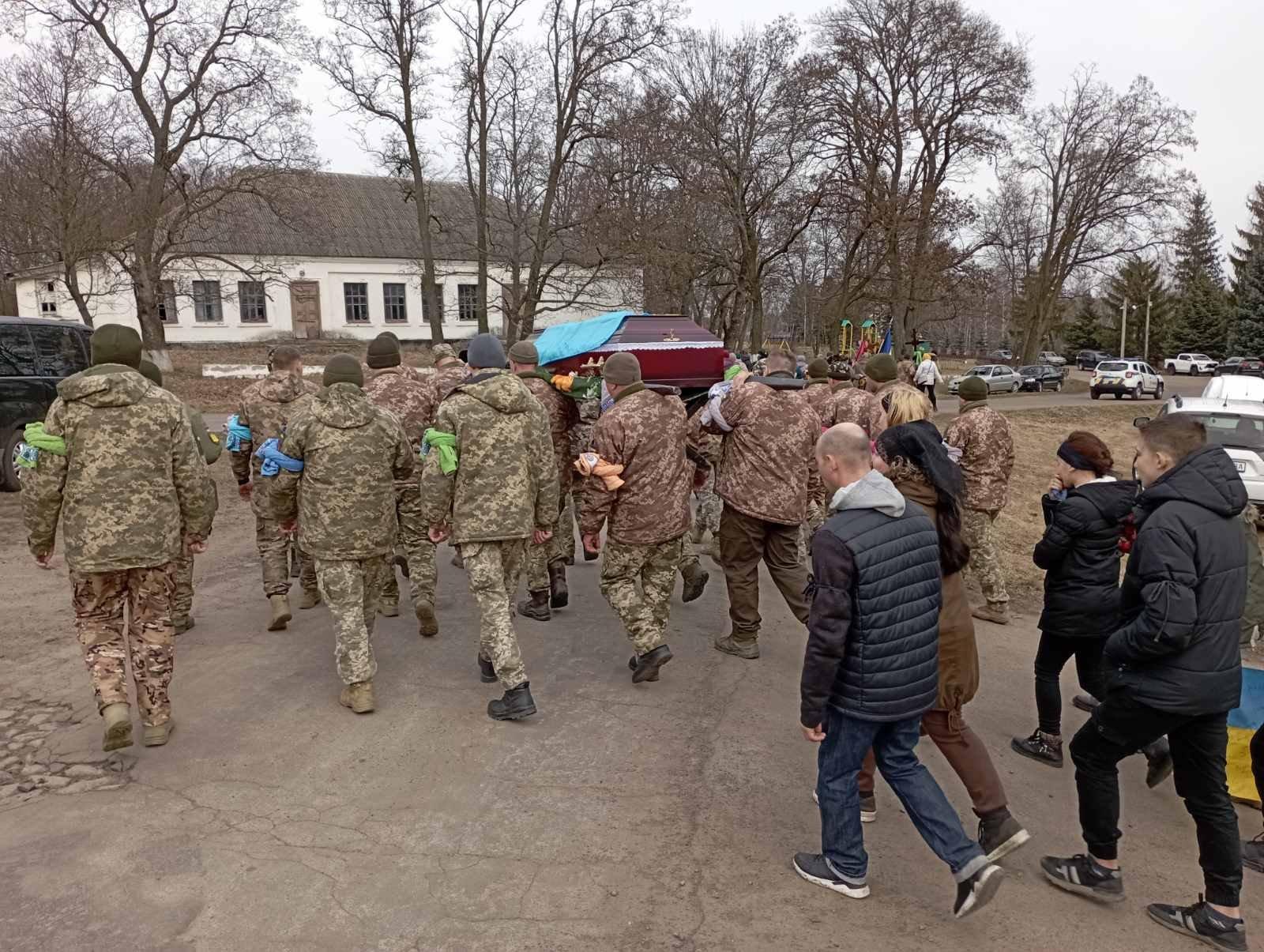 Жителі громади несуть тіло загиблого захисника Володимира Гаврилюка