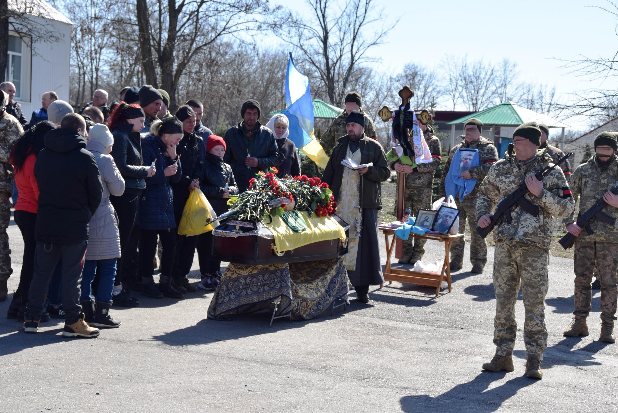 Священник проводить панахиду за загиблим воїном Володимиром Борщем