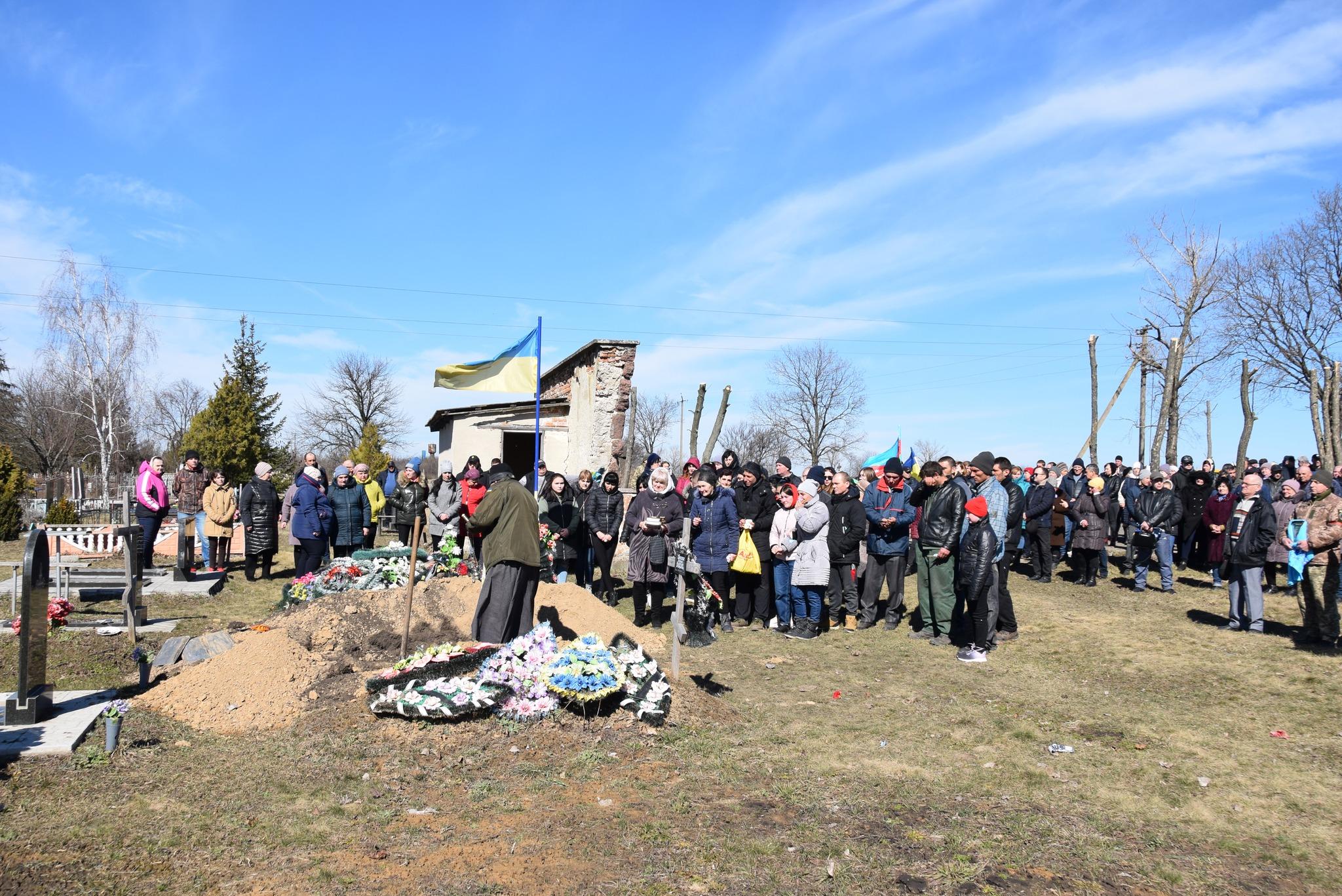 Громада ховає бійця Володимира Борща