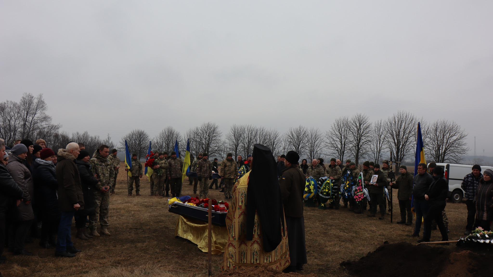 Священослужителі служать панахиду за воїном Василем Колісником