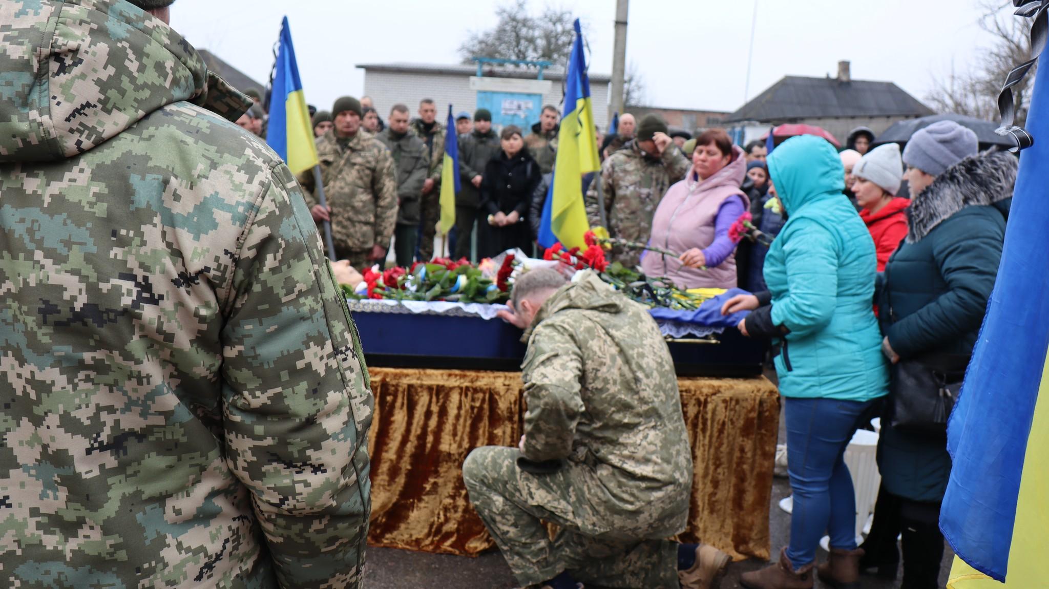 Військовий склонився біля тіла Василя Колісника