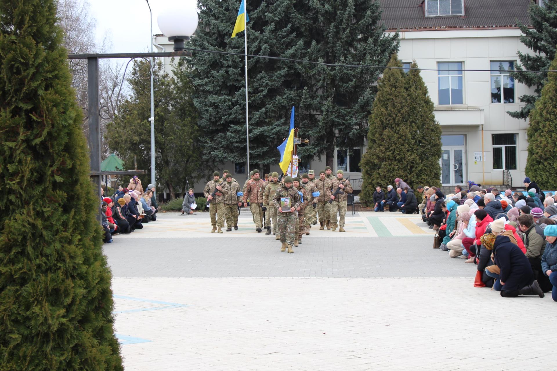 Військові несуть труну з бійцем Миколою Сипливим