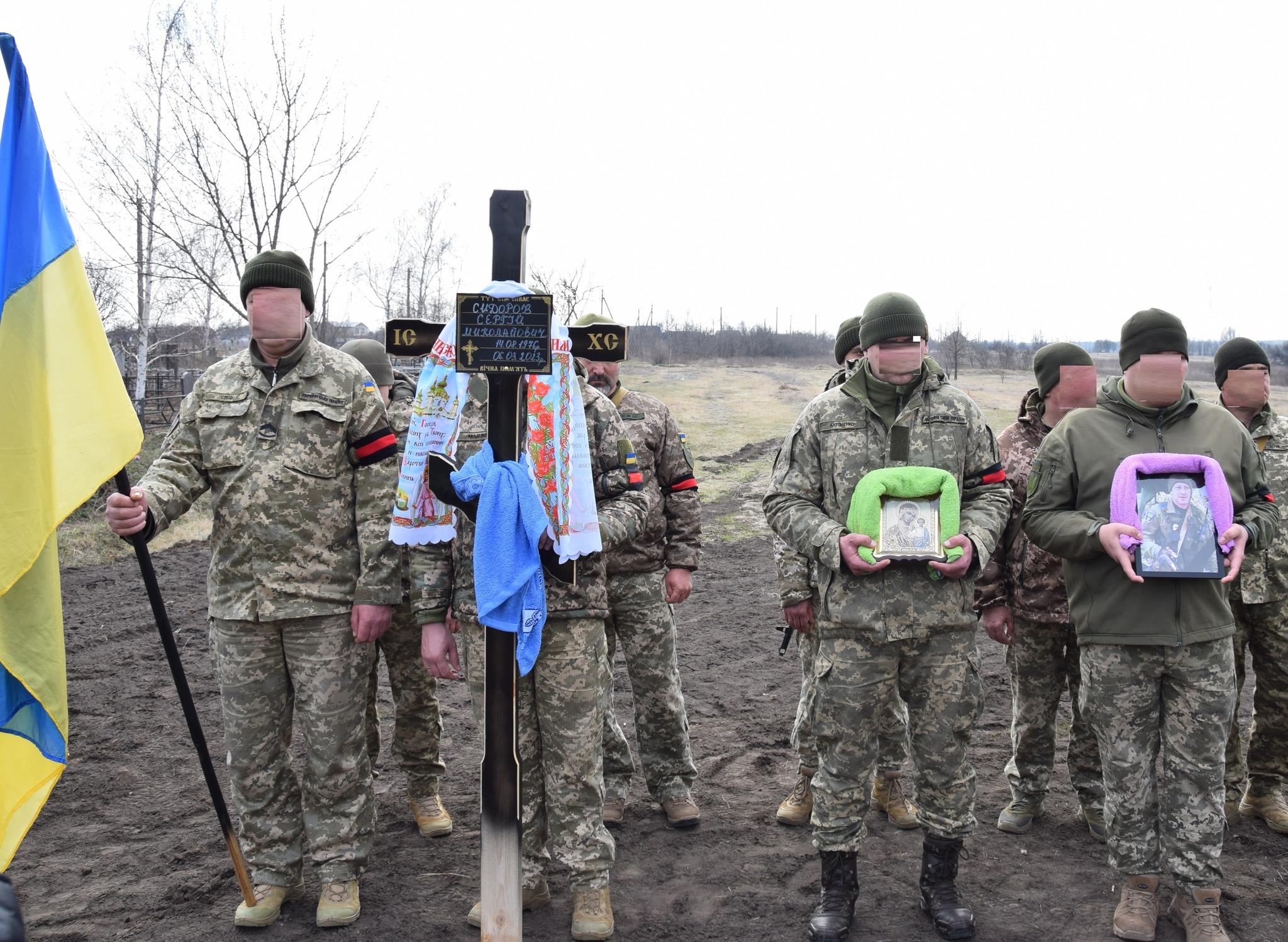 Бійці тримають фото свого побратима