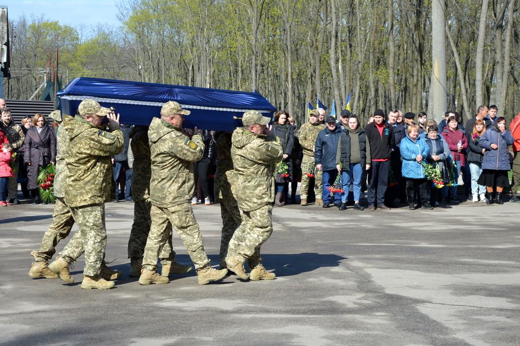 Військові несуть труну із загиблим бійцем