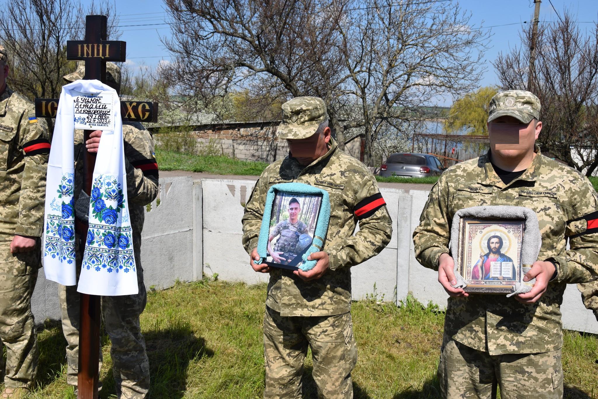 Бійці тримають фото загиблого військового