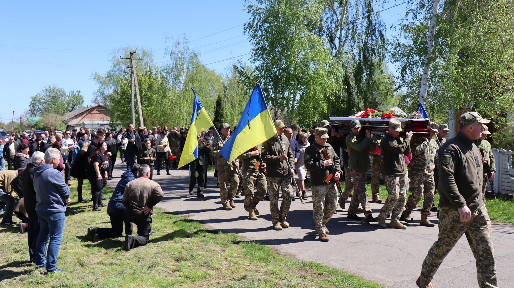 Жителі Онуфріївки зустрічають живим коридором тіло бійця Ігоpя Яpошинського