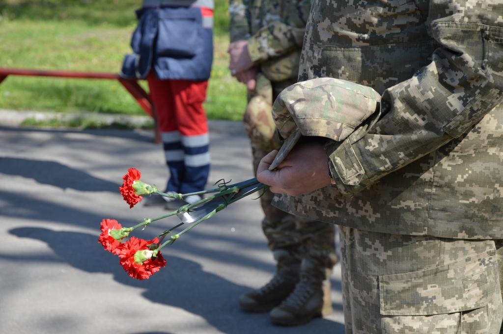 Військовий приніс квіти на прощання побратимів