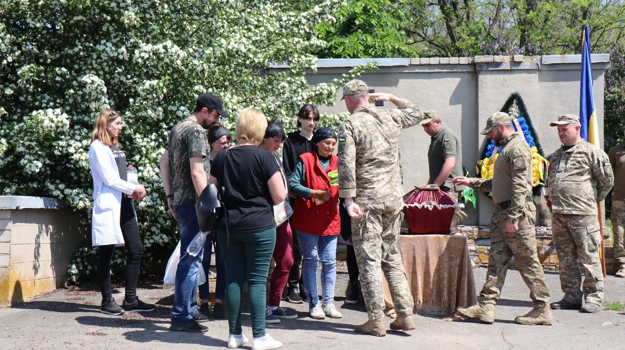 Військовий прощається з Романом Кашубою