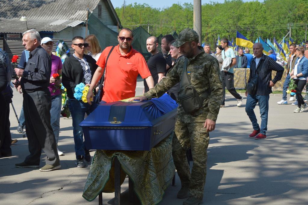 Ховають військових