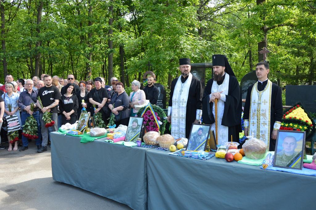 Архієпископ Марк на похованні бійців