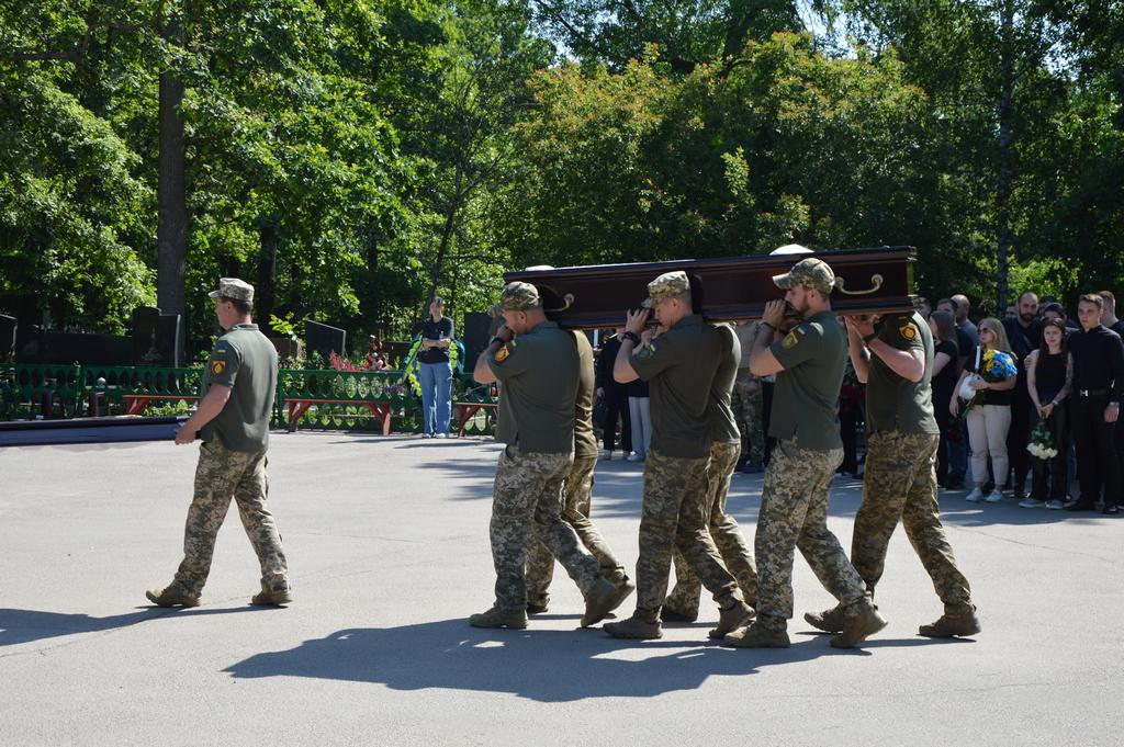 Військові несуть труну з Миколою Жидковим