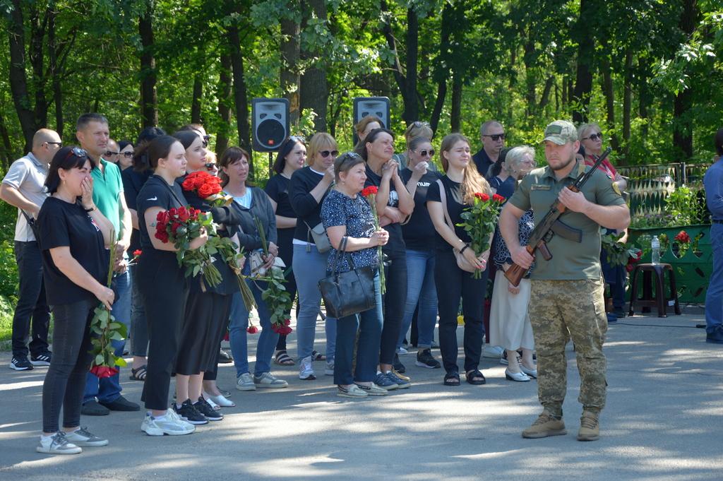 Люди, що прийшли попрощатися із Миколою Жидковим