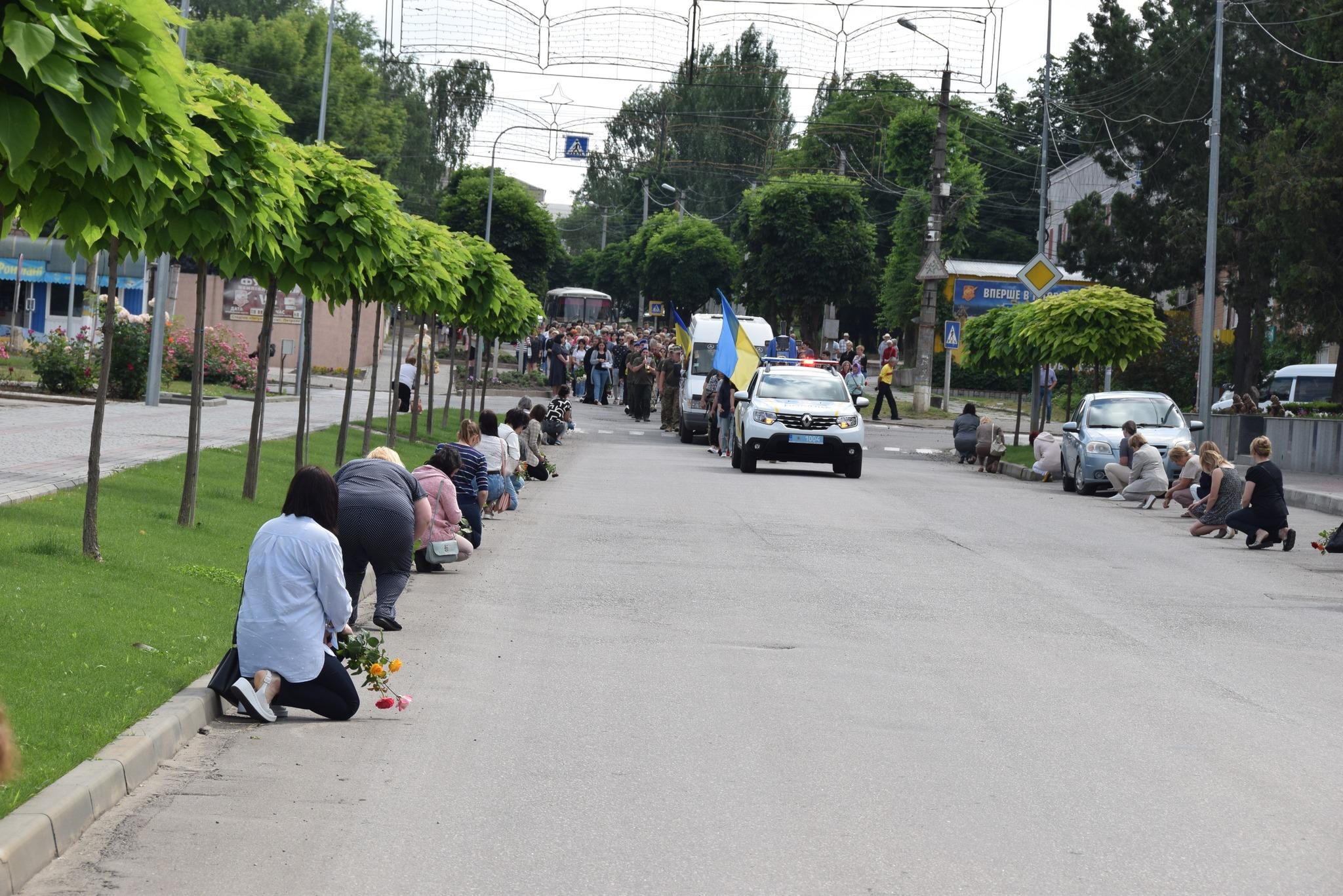 На колінах проводжають загиблого військового