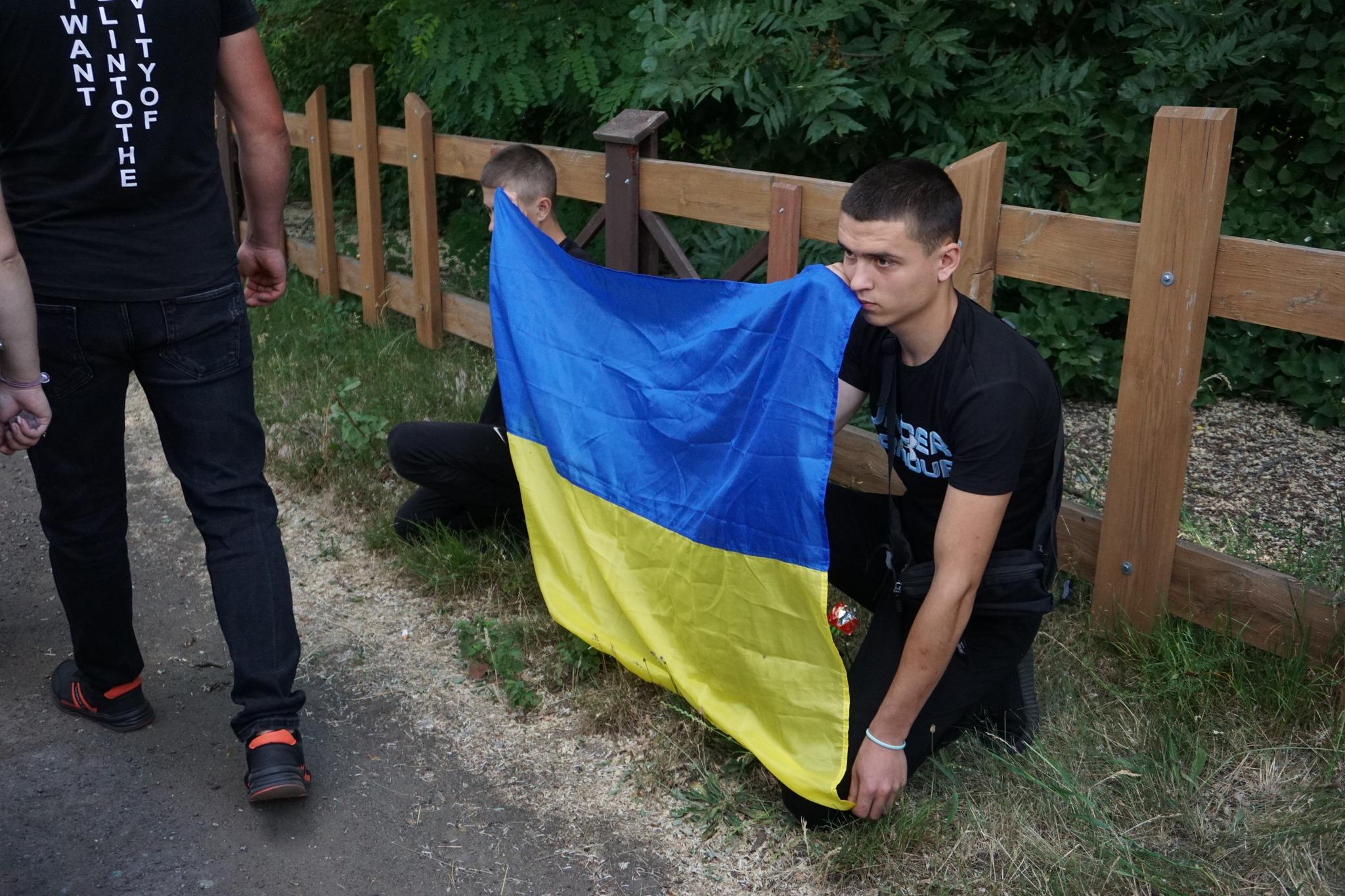 Жителі Гайворону на колінах зустрічають тіло військового Олександра Гордаша