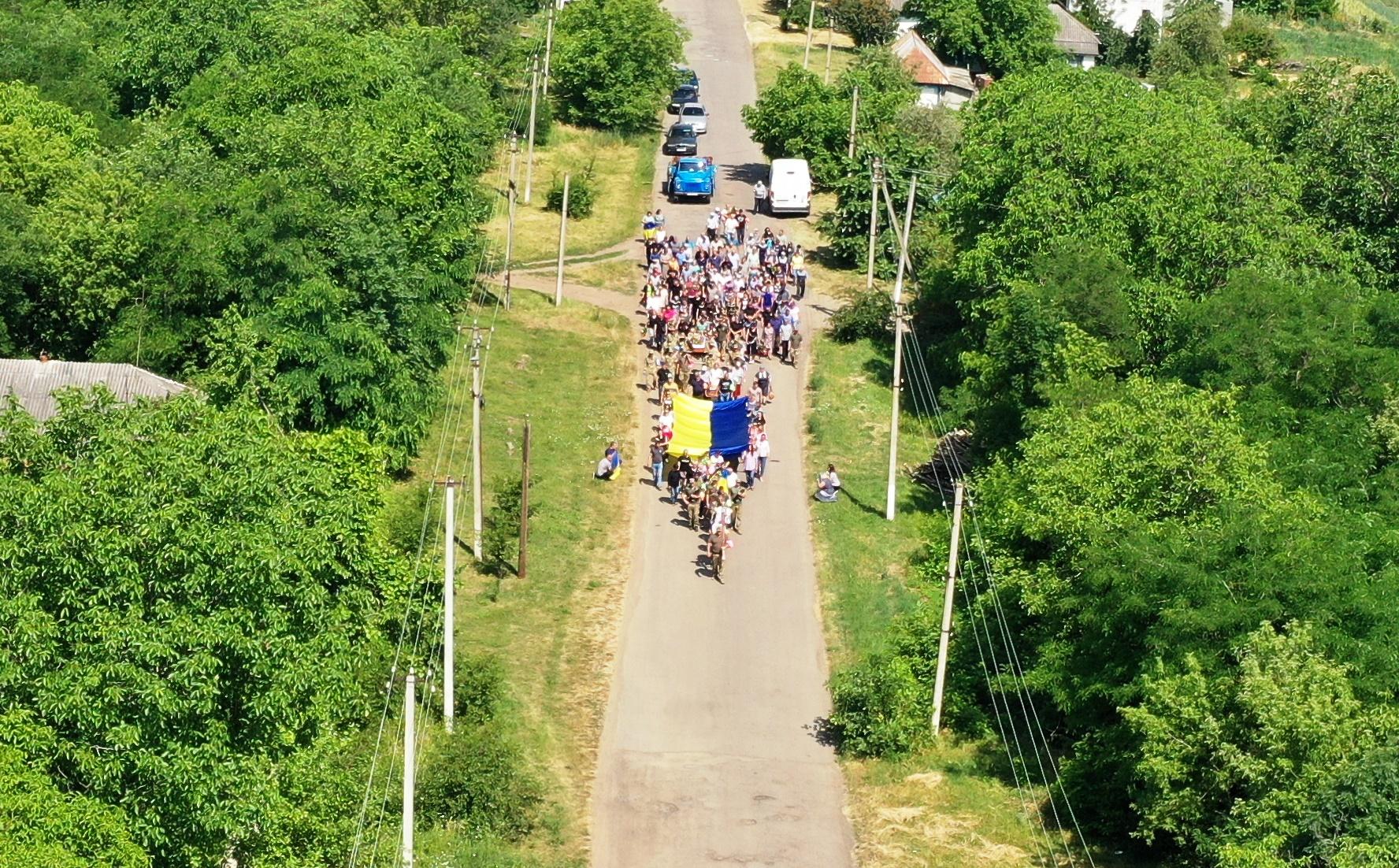 Похоронна процесія йде на кладовище у Гайвороні – поховання Олександра Гордаша