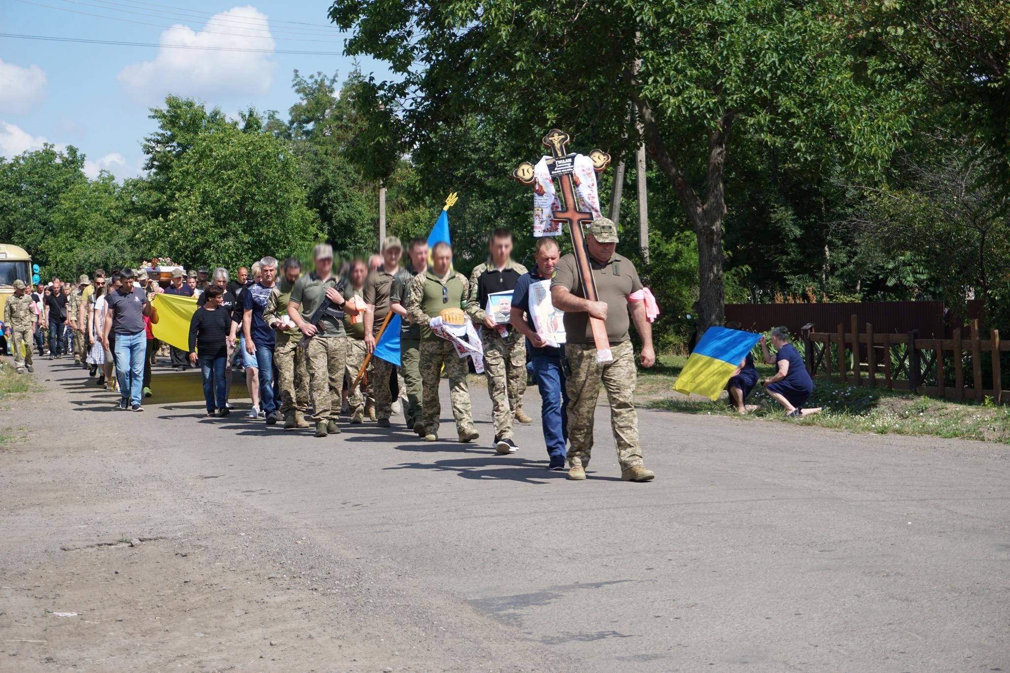 Жителі Гайворону несуть тіло військовго Олександра Гордаша на кладовище