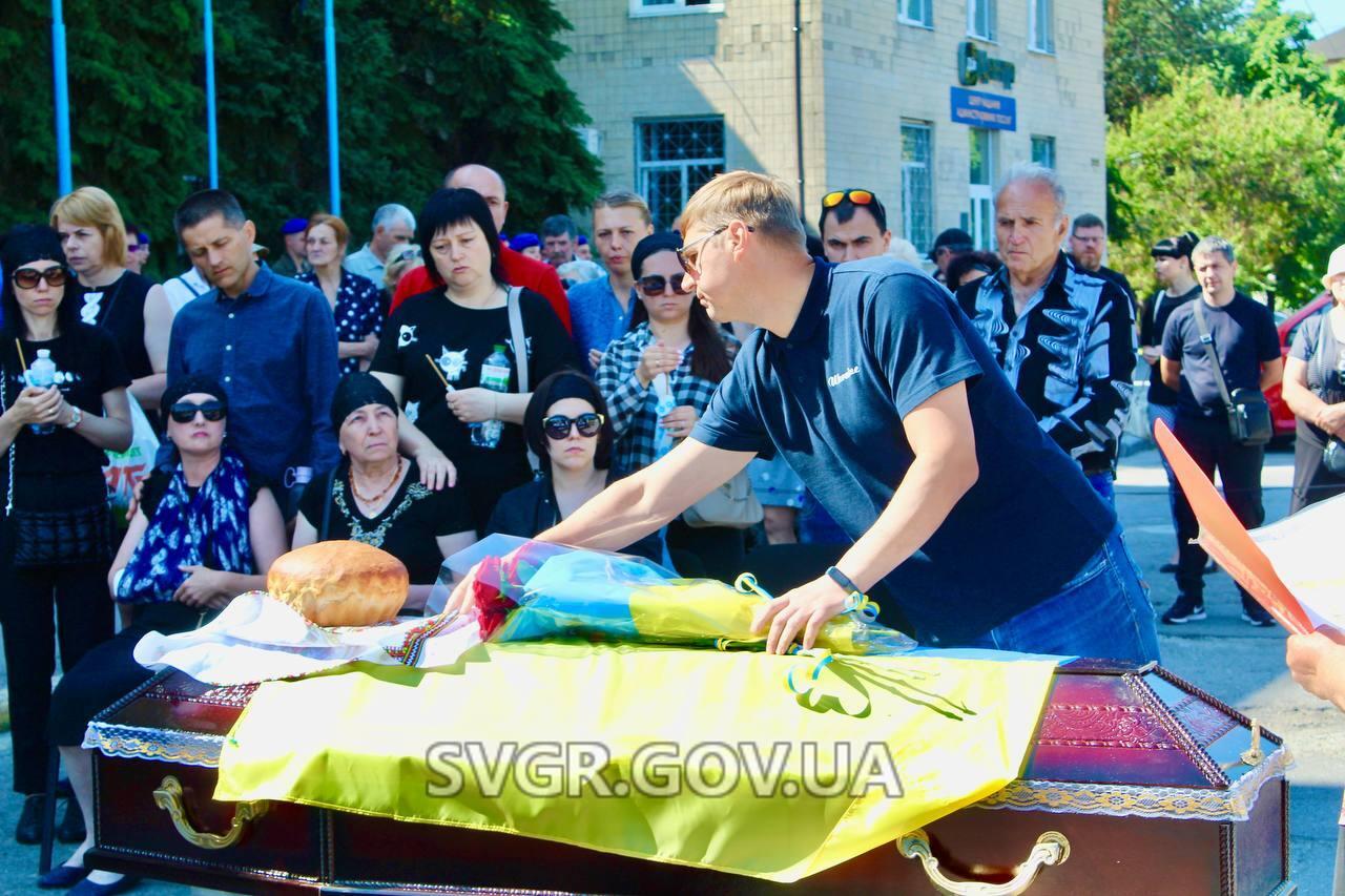 Міській голова Андрій Маліцький прощається з Олександром Пілявцевим.