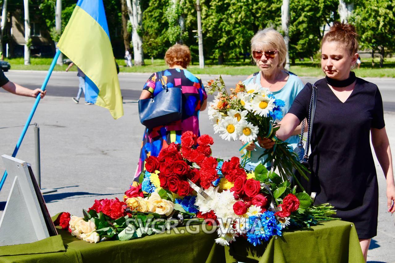 Люди кладуть квіти до труни Олександра Пілявцева