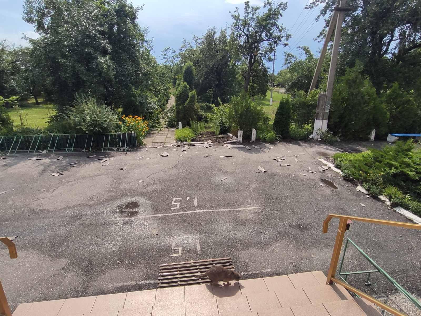 Сильний вітер повалив паркан