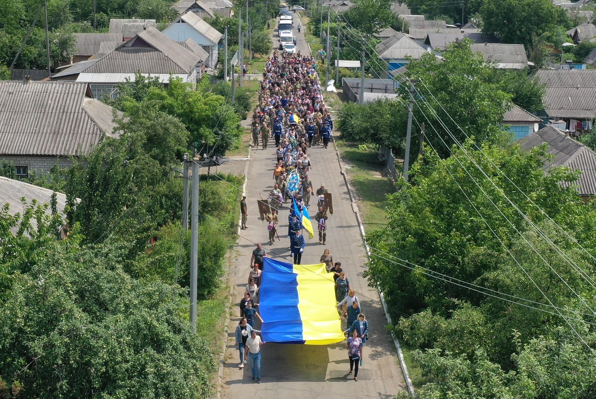 Проводжають в останню путь бійця з Гайворону Богдана Хмелюка