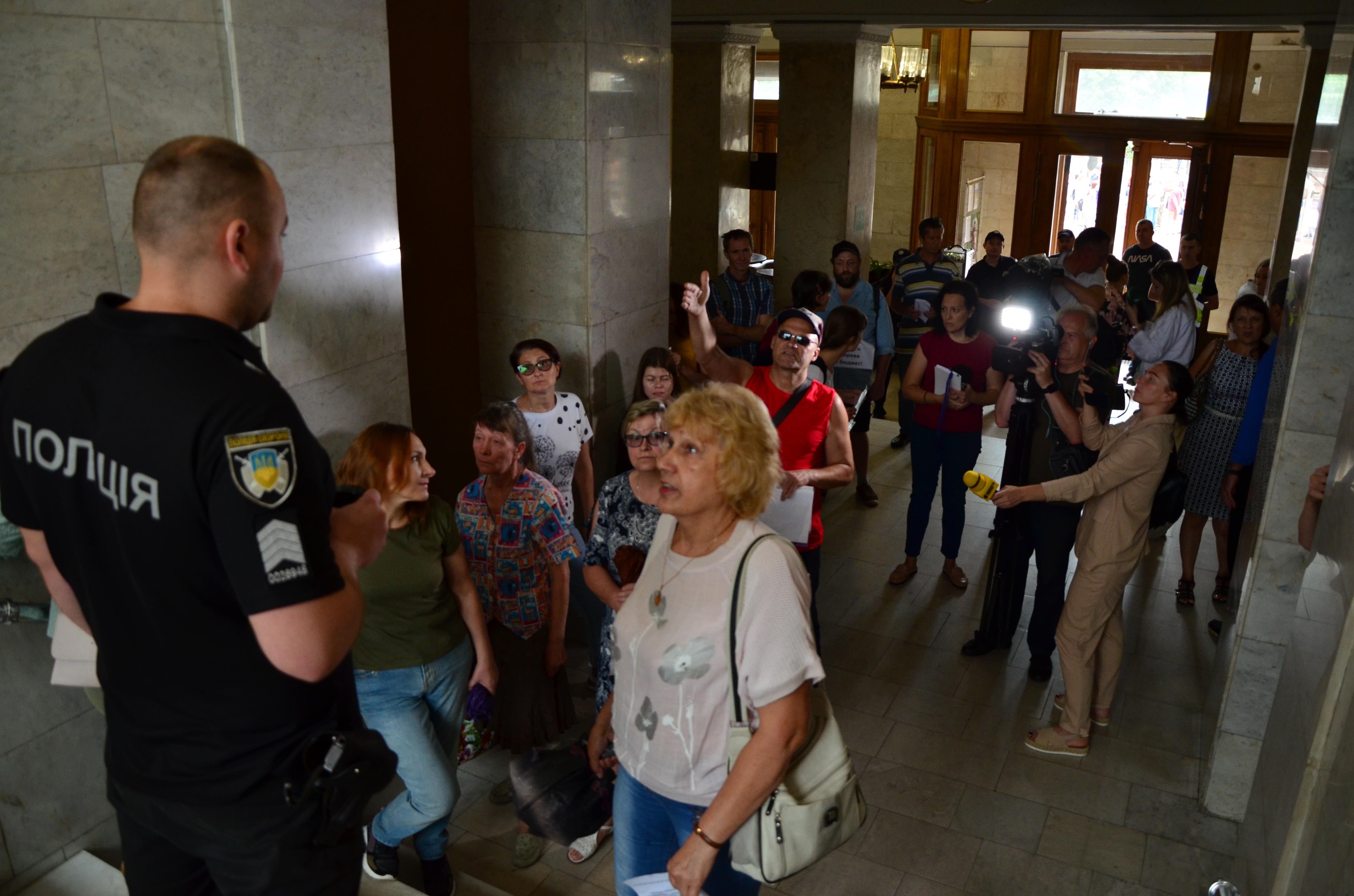 Мітингувальників не путили на сесія міської ради 27 липня