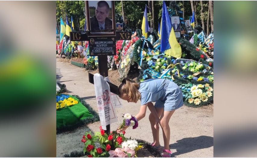Вікторія Нестеренко на могилі у тата