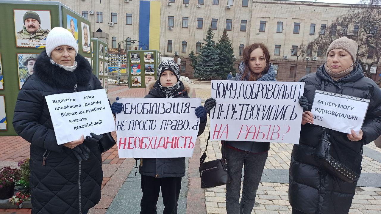 родина Коновалових на мирній акції протесту у Кропивницькому