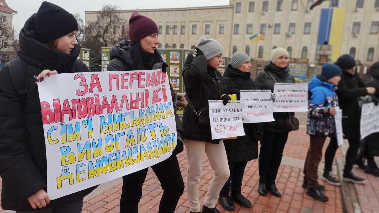 Сорок людей вийшли на мирну акцію протесту у Кропивницькому на площі Героїв Майдану, учасники просили демобілізувати захисників