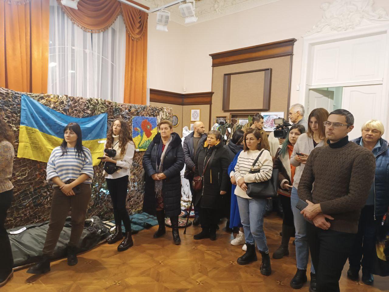 Відвідувачі виставки "Волонтерський крафт" у Кропивницькому