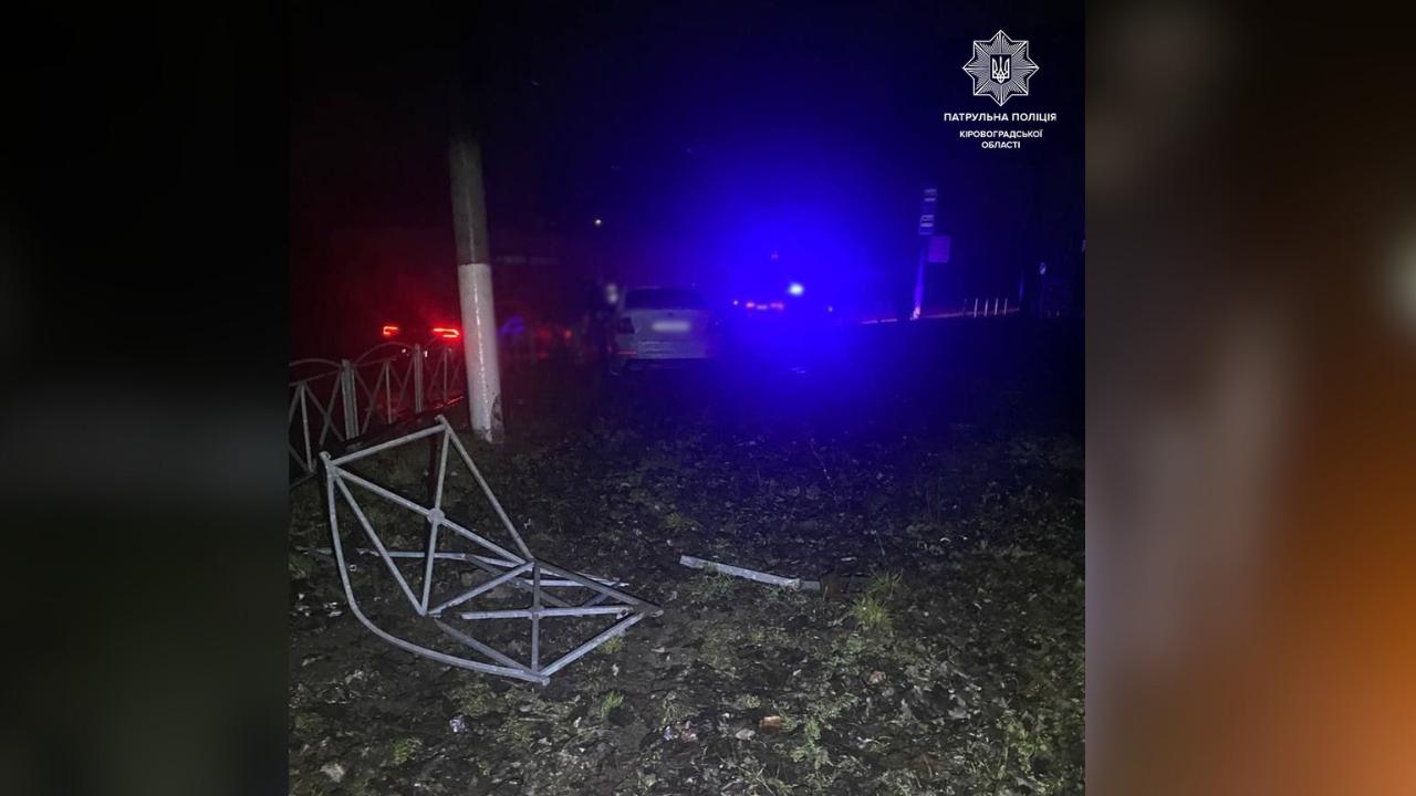 23-річний водій з Кропивницького за кермом Skoda Octavia в'їхав у паркан і стовп