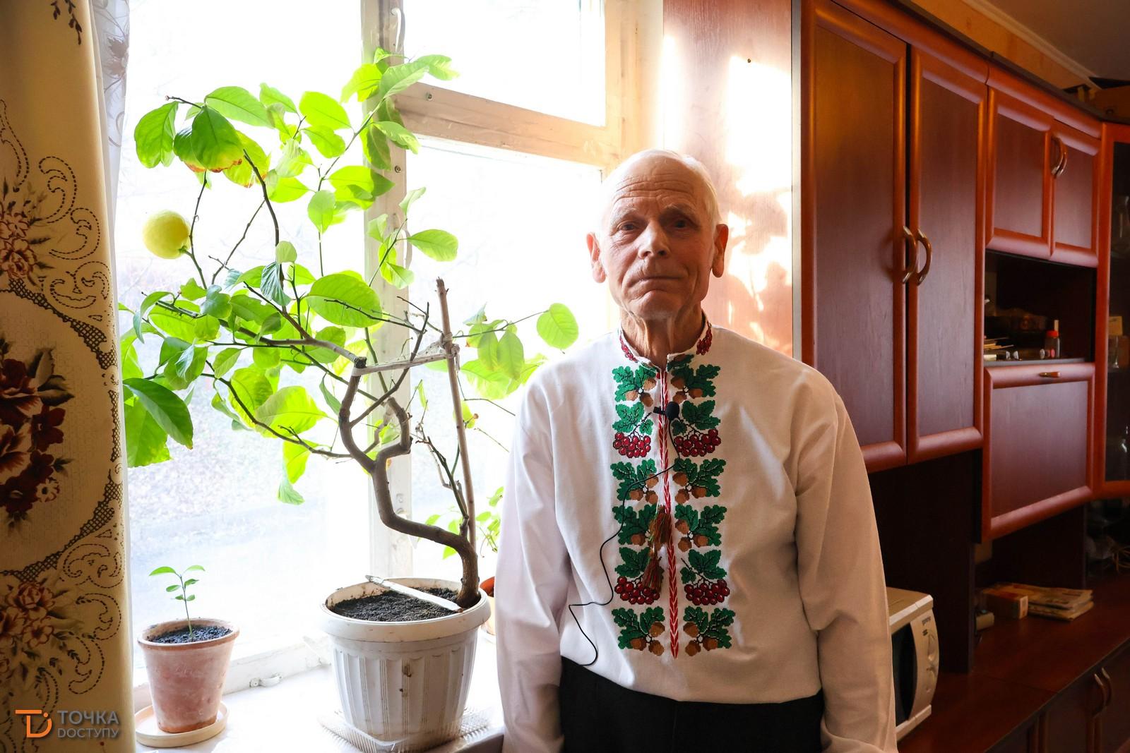 79-річний кропивничанин посадив вдома вишню і зробив так, щоб дерево розквітло до нового року