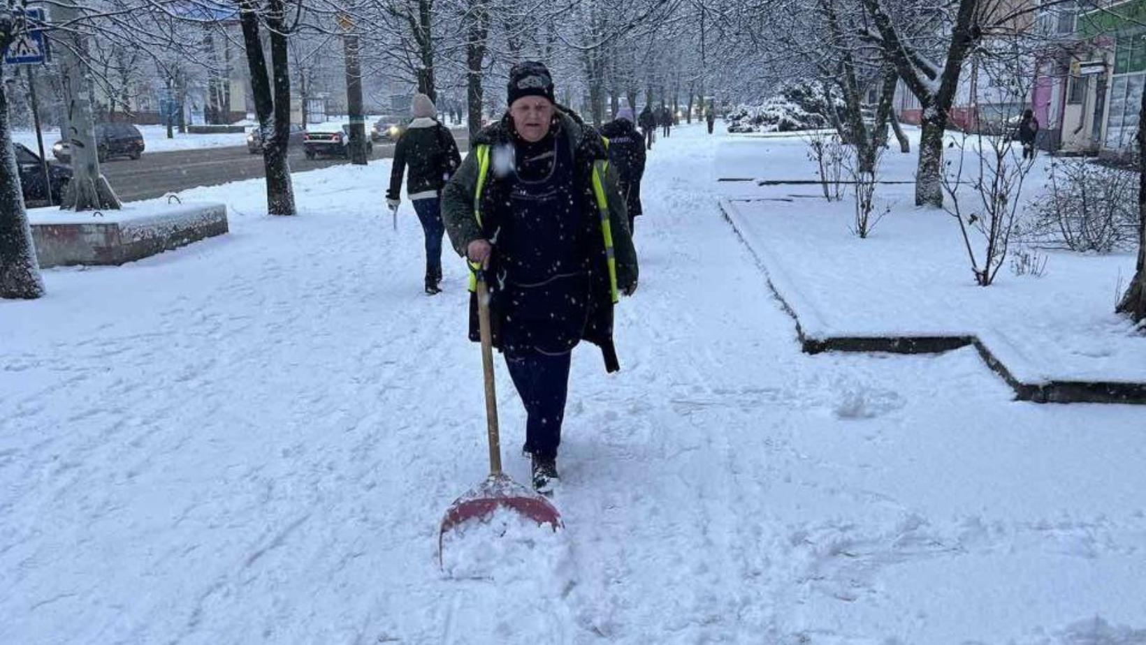 чистять сніг у Кропивницькому