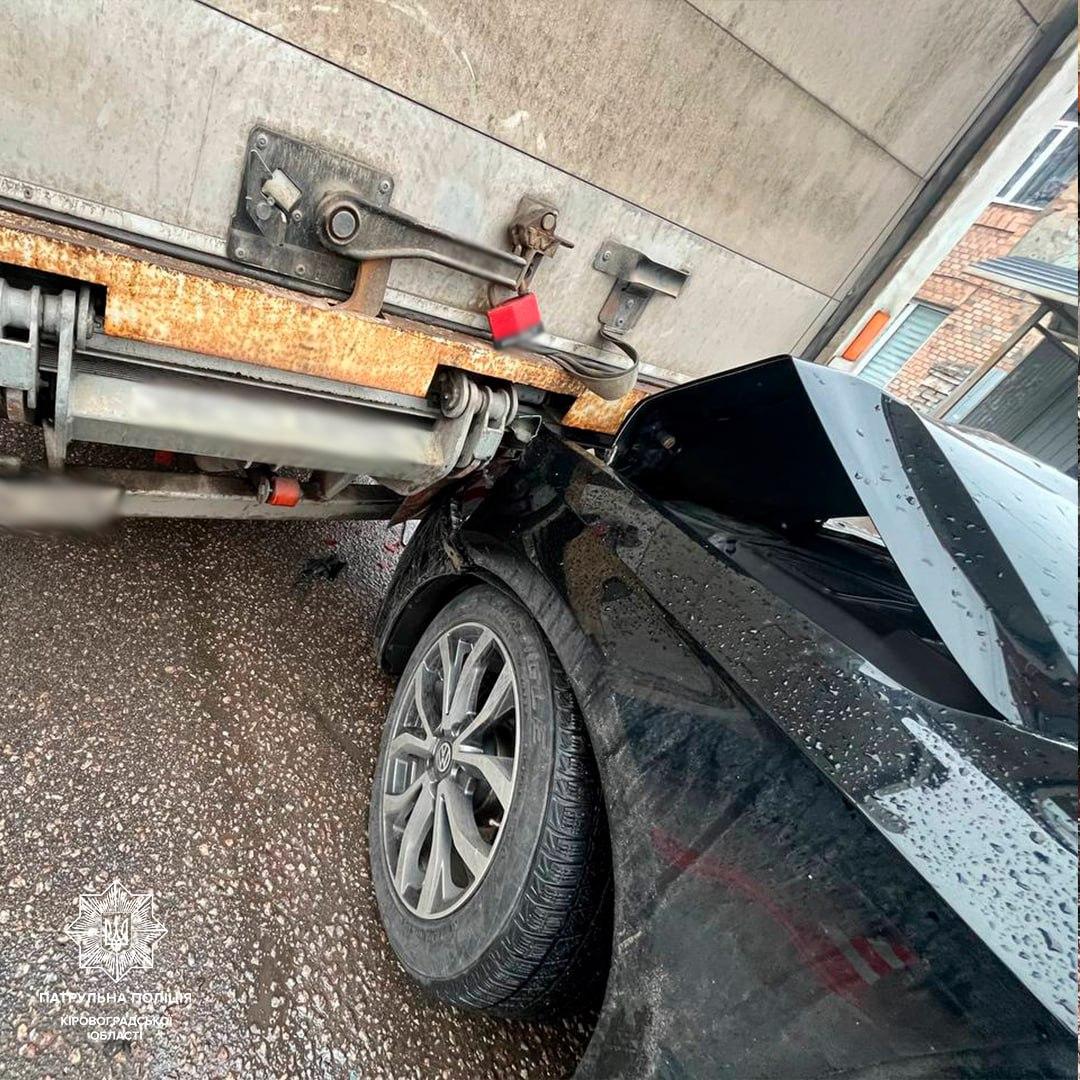 водійка Volkswagen Passat у Кропивницькому скоїла дтп