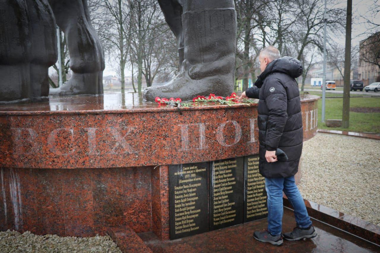 поклали квіти до пам’ятника воїнам-інтернаціоналістам