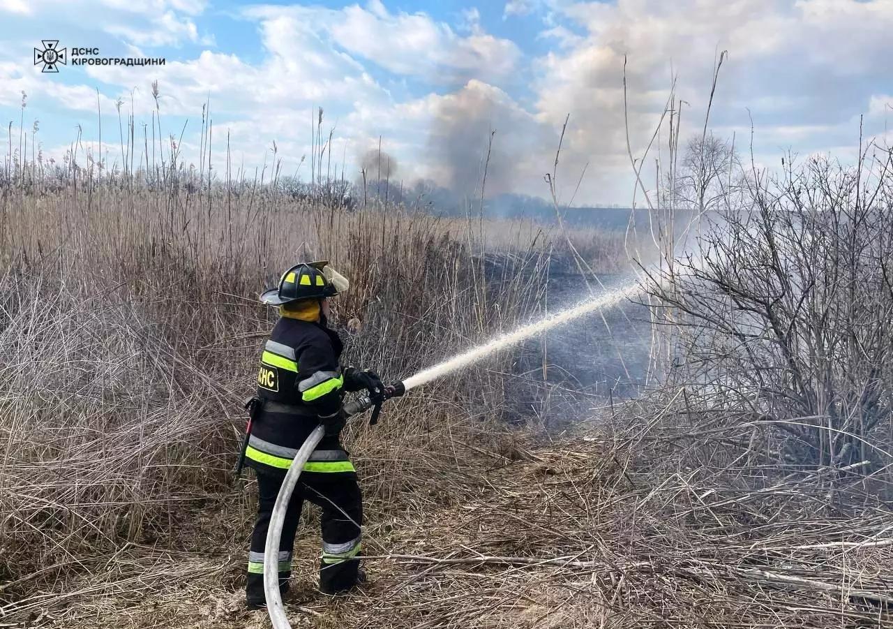 пожежа сухої трави на Кіровоградщині