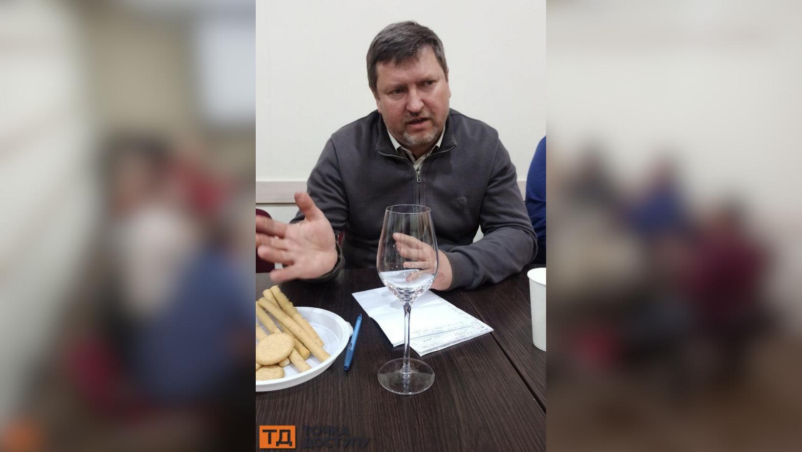 винороб Олександр Босий виноградний дім
