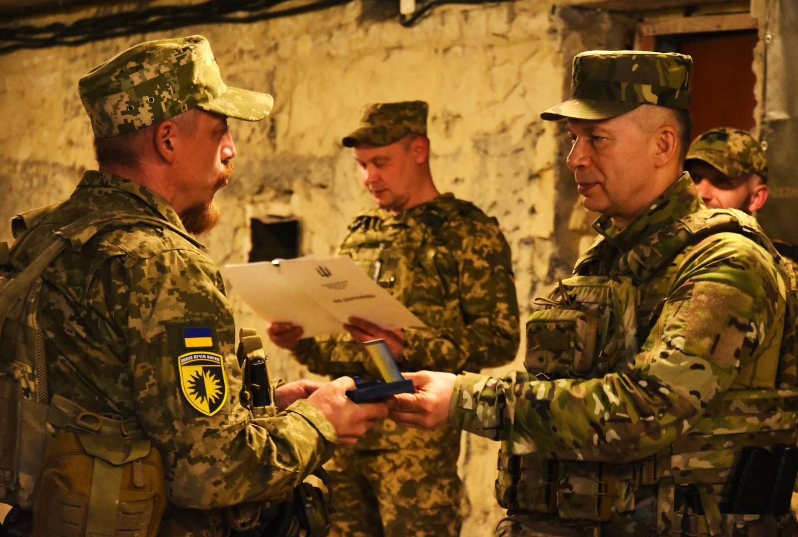 Олександр Сирський вручає нагороду військовому з Кіровоградщини